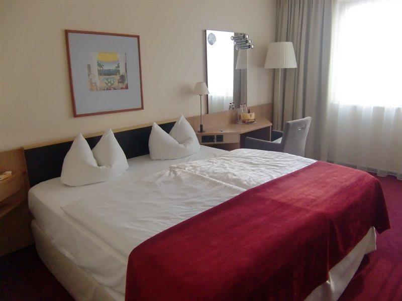 เอ็นเอช เดรสเดน นอยสตัดท์ Hotel ภายนอก รูปภาพ